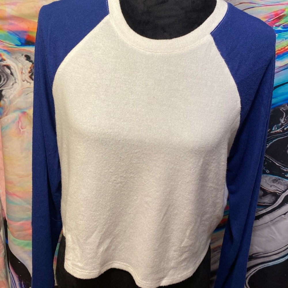 Raglan long-sleeve crew neck shirt